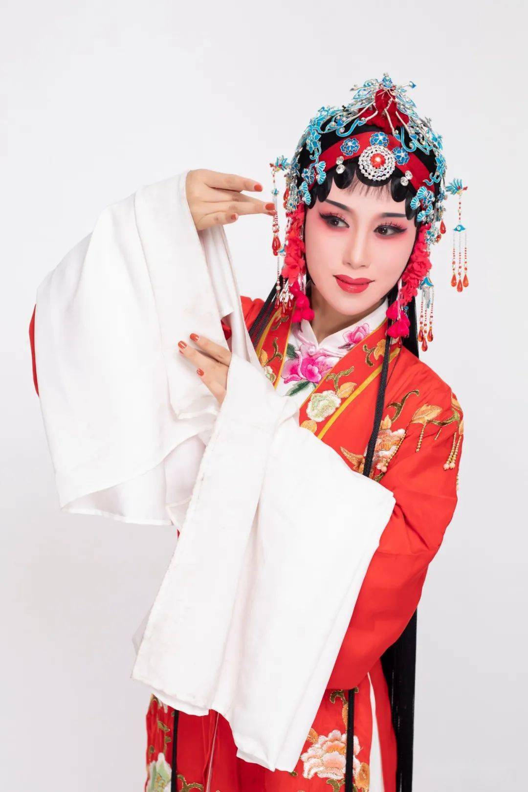 越剧票友,主攻傅派,宁波市江北区赏越轩越剧社主要花旦,饰演角色有