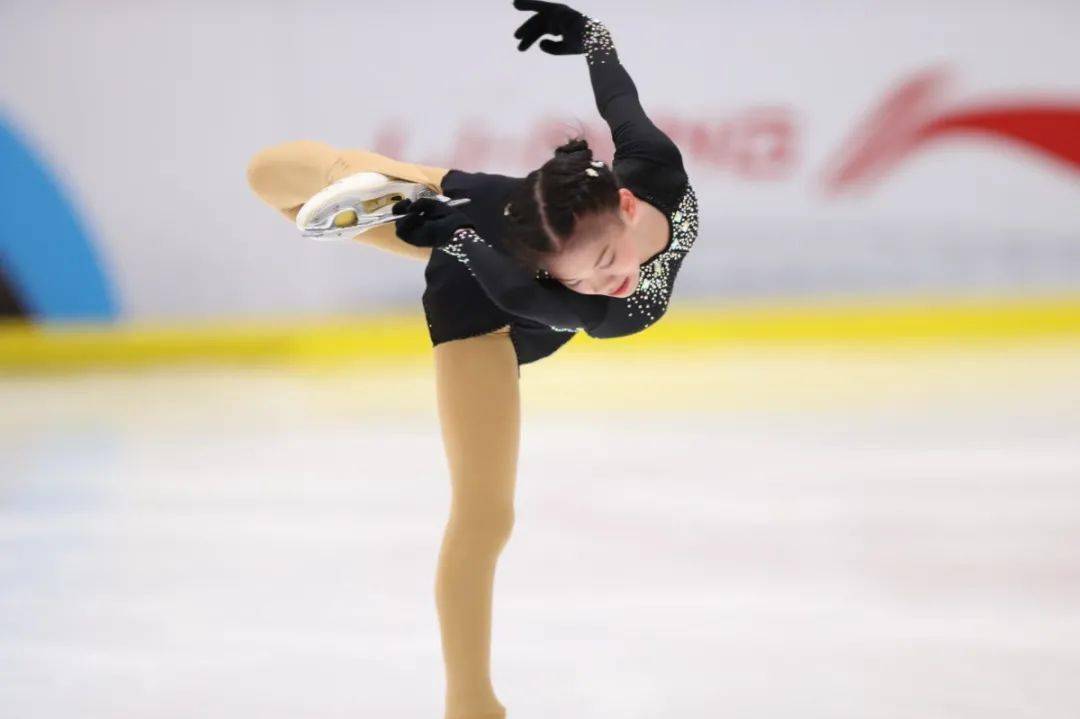 南翔印象城的冰场这两天太热闹快来围观各种花式滑冰