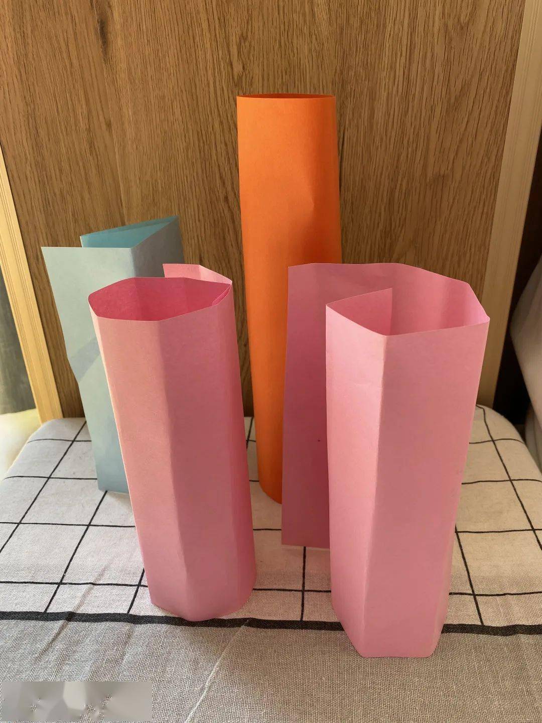 围绕"如何让纸站起来"的话题,孩子们想了各种办法——纸的千变万化