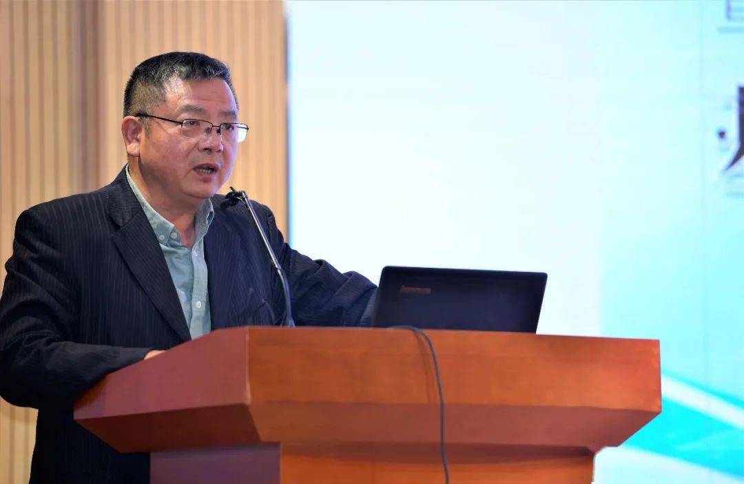 课堂观摩课后,与会者开展了交流研讨,唐林主持研讨会.