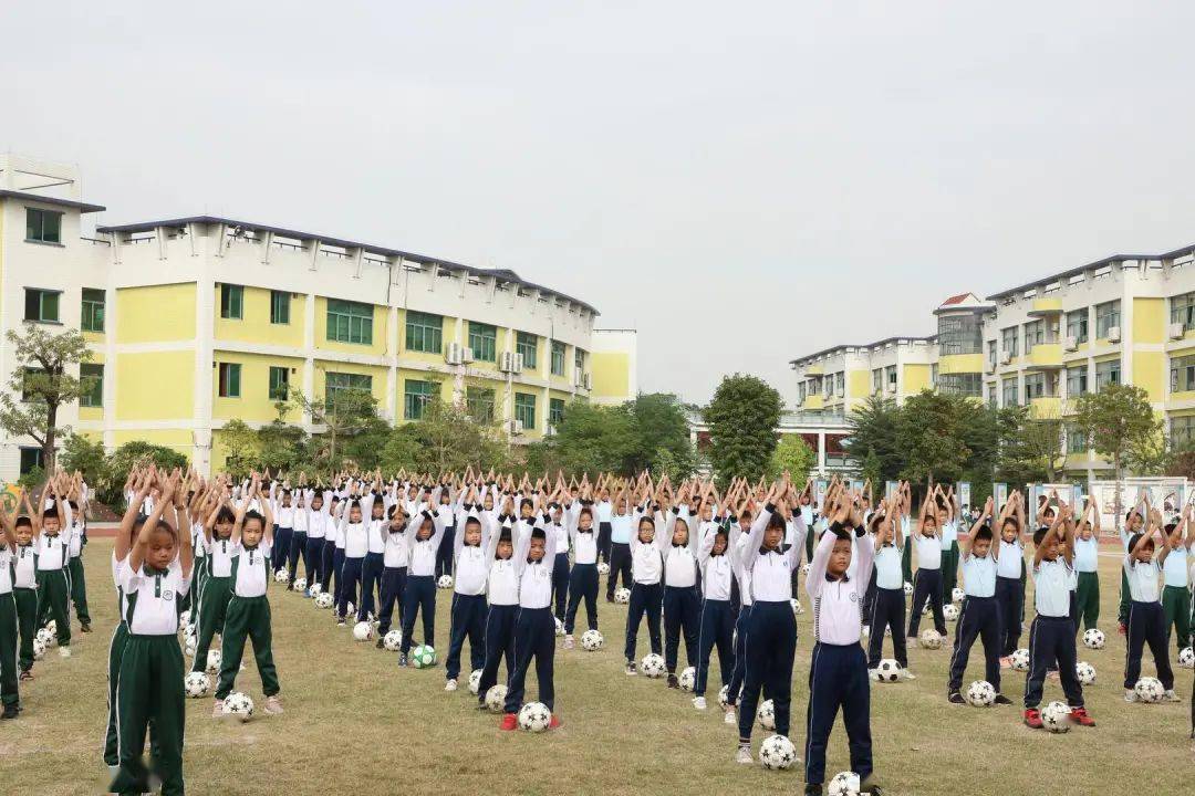 峰文化高品质魅力足球操欢乐大课间旗峰小学第十七届体艺节之足球操