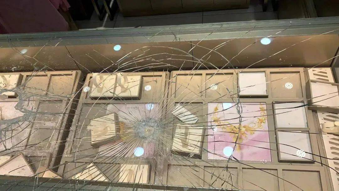 宜宾一珠宝店被盗,店内柜台被砸碎,损失惨重!