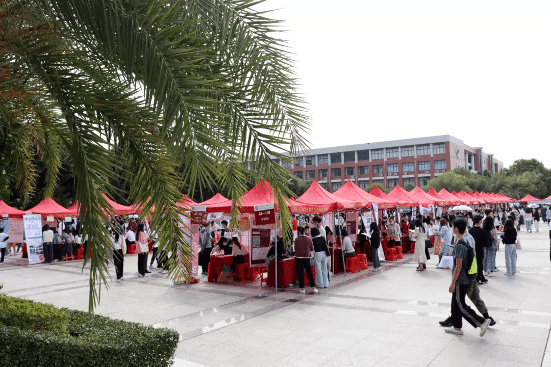 校招會回顧|今天華商圖書館廣場