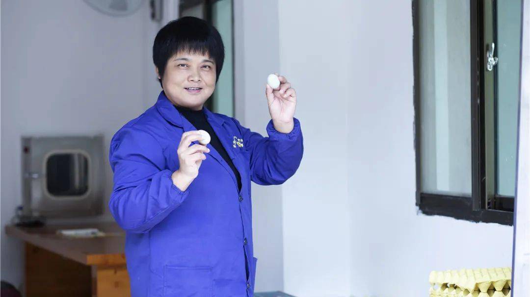 米儿农场负责人郭美华热心公益事业,关爱孤寡老人,出巨款,捐资助学