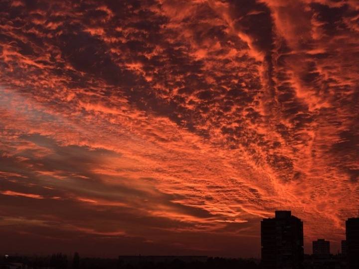 克羅地亞日落風情火燒雲染紅半邊天