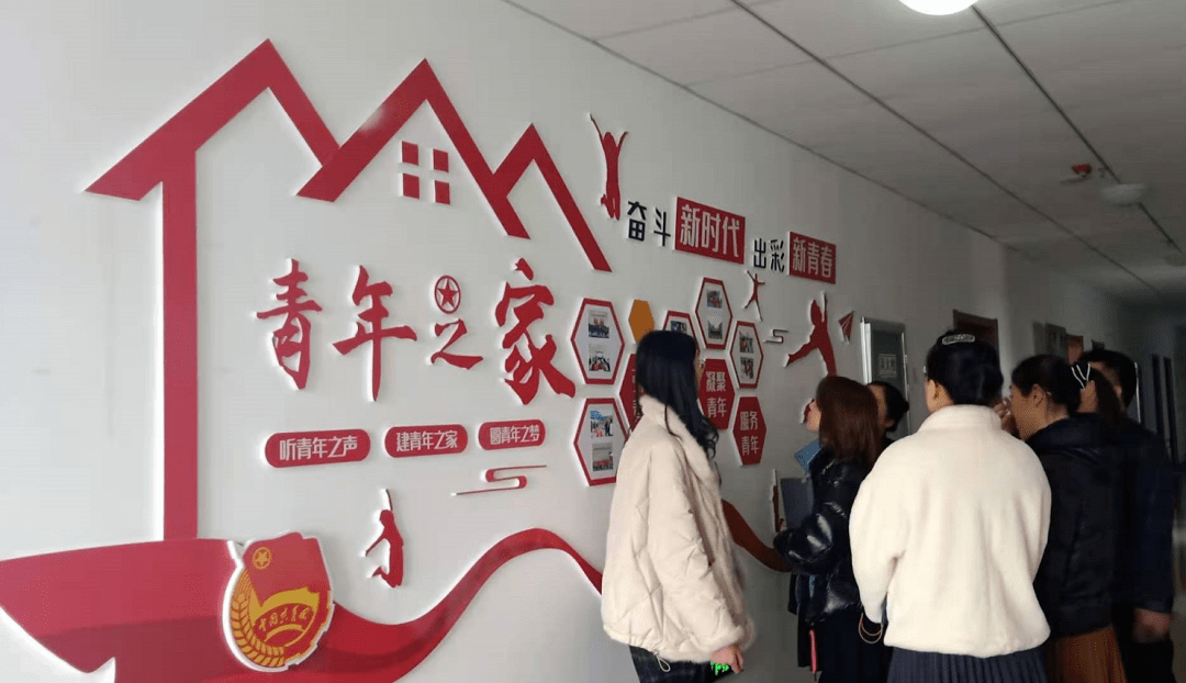 评级"青年之家"建设情况,听取有关情况介绍,查看资料,按照"有阵地依托