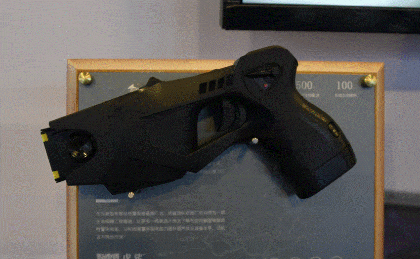 电击枪的正式名称为智能脉冲远距离电击防暴器,其原理就是利用高压