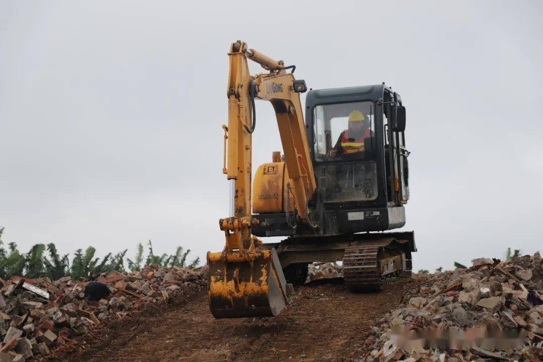 融水首期挖掘机操作工技能扶贫培训班今日考核学业有成挖出新生活