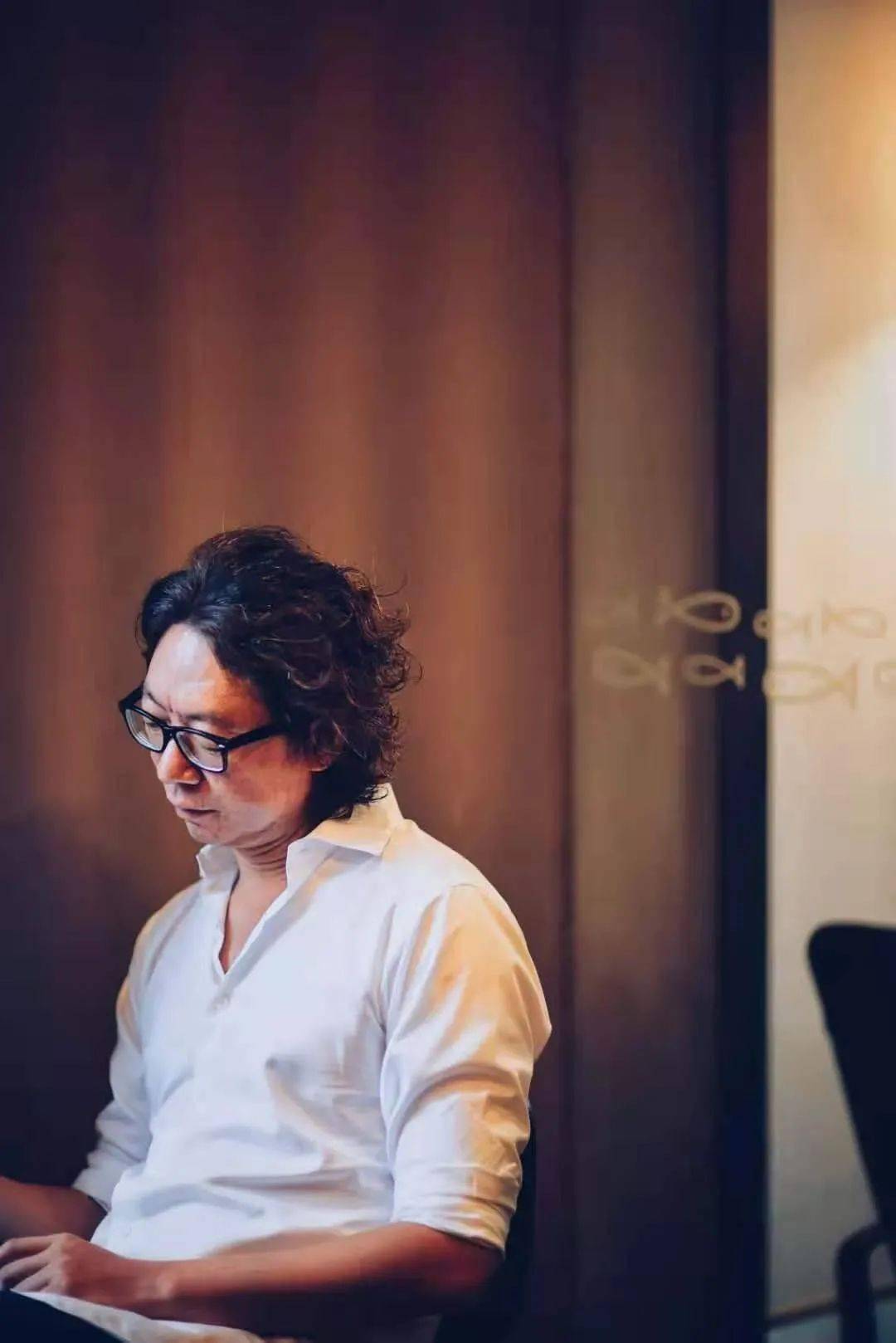 许知远的拖鞋加枯草长发才是态度的最好表达