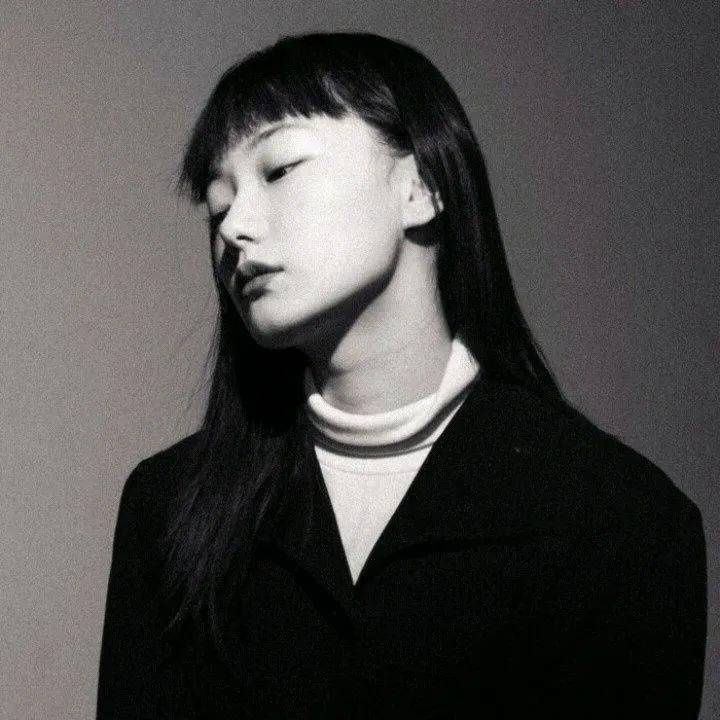 【微信头像】女半身黑白