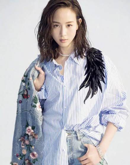 出生于台湾书香世家,爸爸是台大教授张志铭,妈妈是知名作家郑如晴.