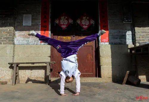 小女孩翻跟头走红的背后艰苦的付出以及武术为她带来的快乐