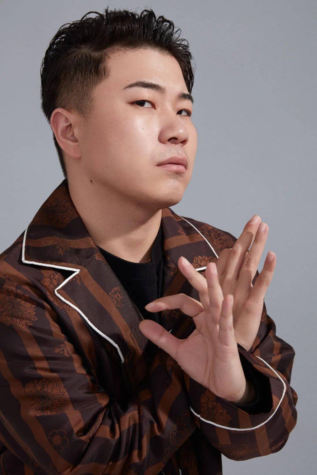 斯威特京派rapper,性格实诚幽默且通透.
