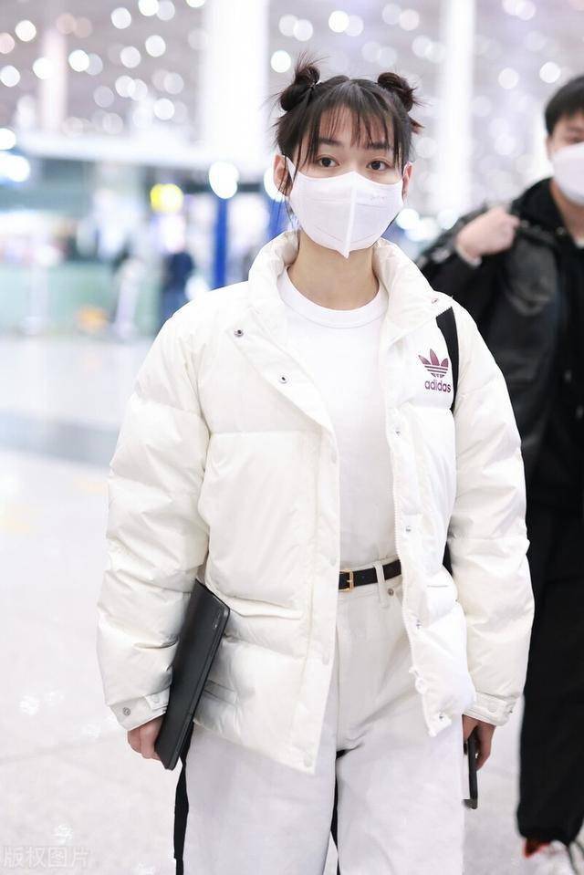 段奥娟现身机场一袭白色穿搭很清纯双扎丸子头可爱迷人