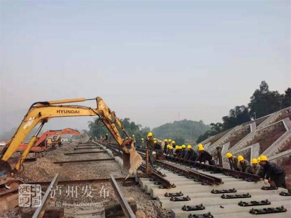 全长32公里隆黄铁路叙永北站过渡线顺利接通