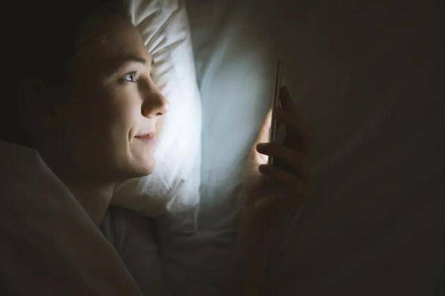 睡觉时手机放多远没辐射?边充电边玩,辐射更大?终于有答案了