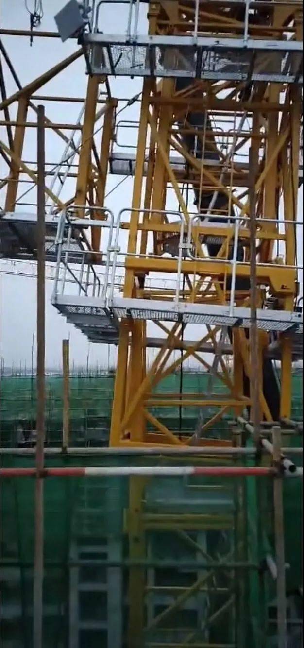 【视频】塔吊顶升加节,顶歪了