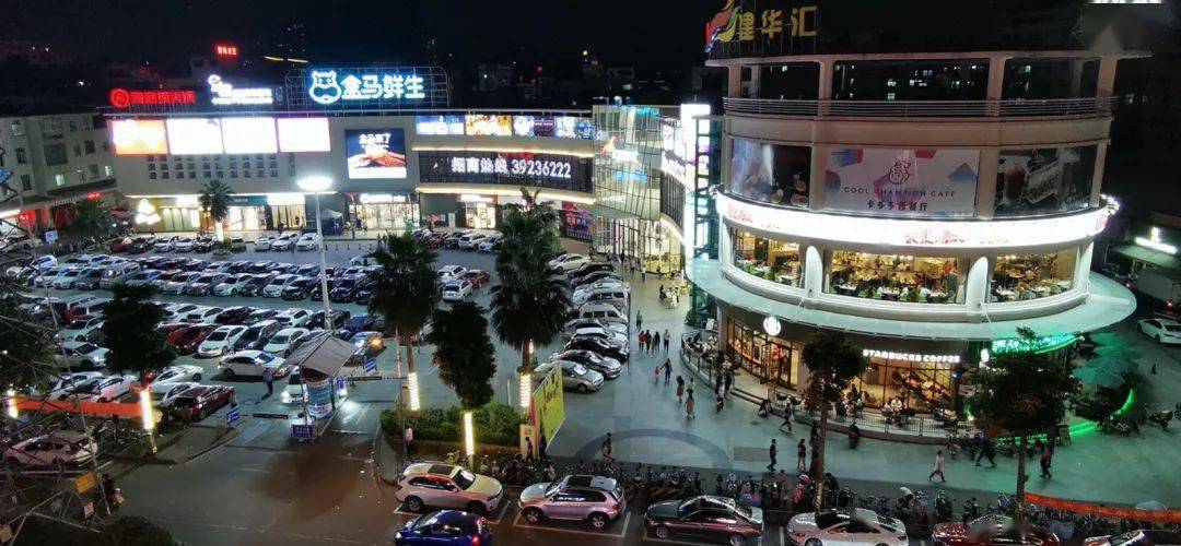 建华汇的日与夜.(大石街道供图)这里曾是一块烂泥地.