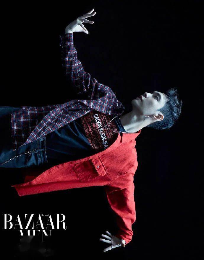 张艺兴x芭莎男士最新时尚大片来袭红黑色调演绎炫酷格调