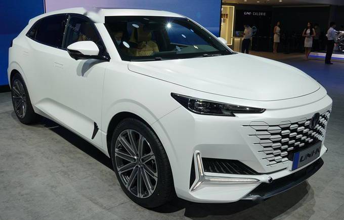 长安uni系列高端轿车明年发布比锐程cc更高级