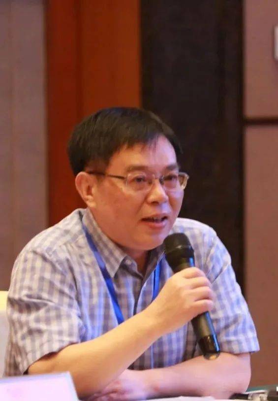 洪治纲坐对瑶觞看舞妙论新世纪小说创作