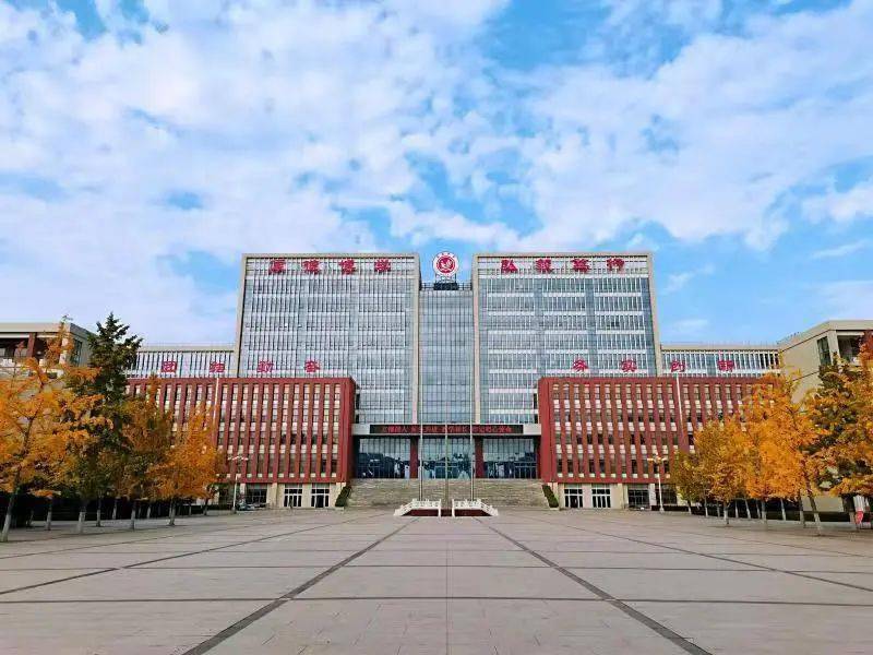 临淄中学是一所区属全日制重点高中,占地405亩,现有教职工650人,教学