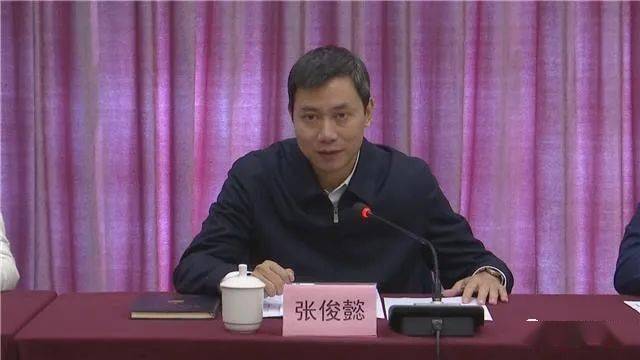 张俊懿代表中共广汉市委,对长期以来为市域经济社会发展做出积极贡献