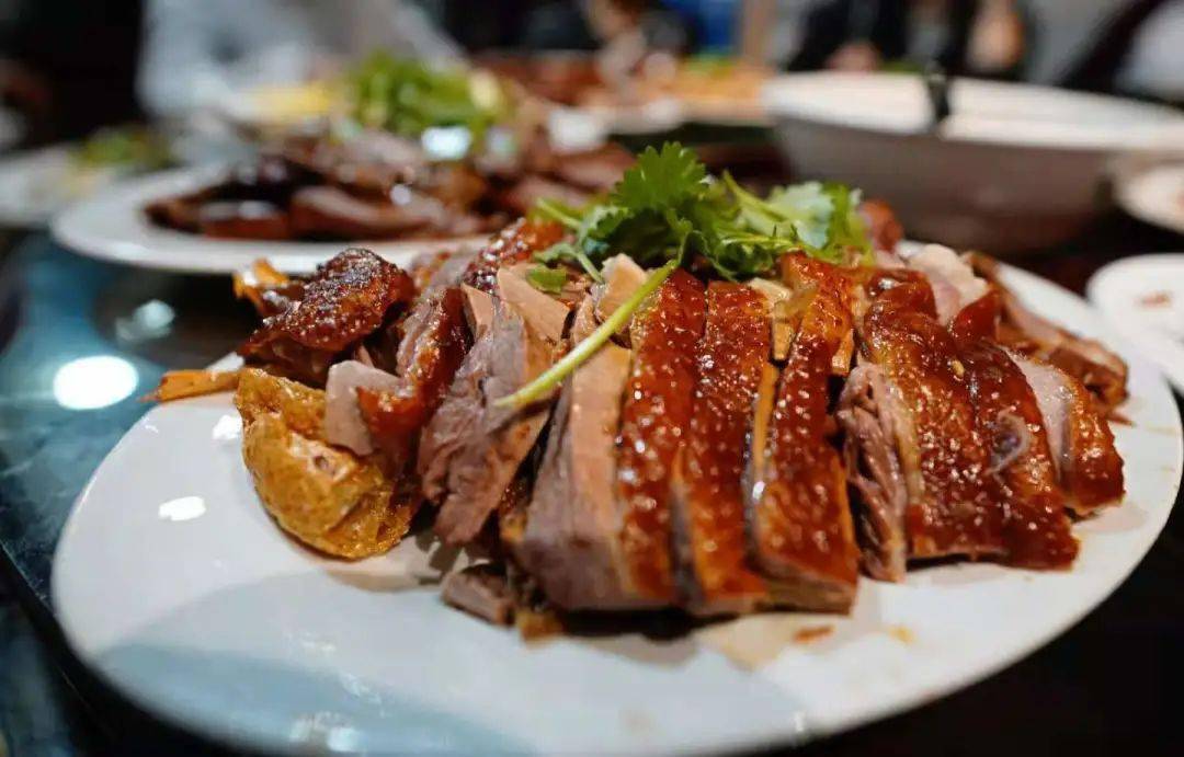 诱人的烧鹅晚餐时光:革命的小酒喝起来 潮汕人民的全鹅宴吃起来 日子
