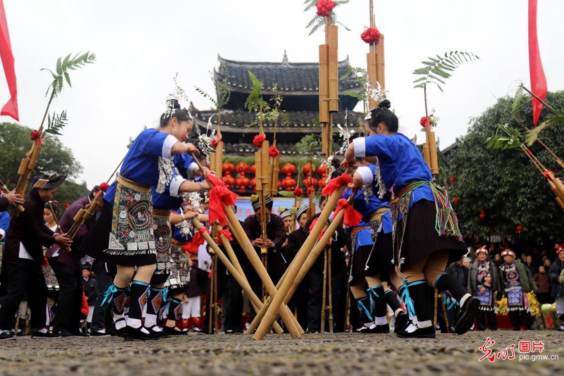 在湖南省通道侗族自治县坪坦乡坪坦村,群众围成圆圈观看芦笙节活动