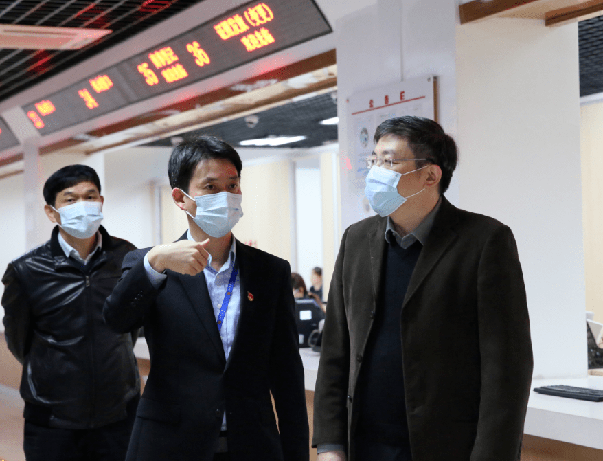 区委副书记,代区长冯晶调研区审管办工作