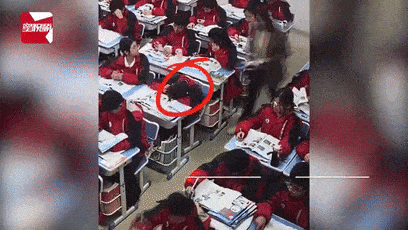 11月24日,在江西吉安,一位老师讲课时发现一名女同学正在睡觉,老师没