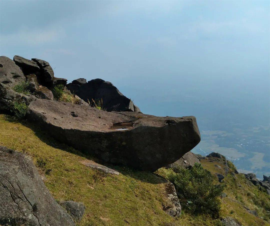 防城港户外爱好者望洲顶徒步登山环保公益行