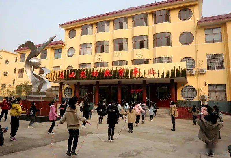 甘德建,吕登峰,宋春华在文峰乡实验学校督导甘德建,吕登峰,宋春华在章