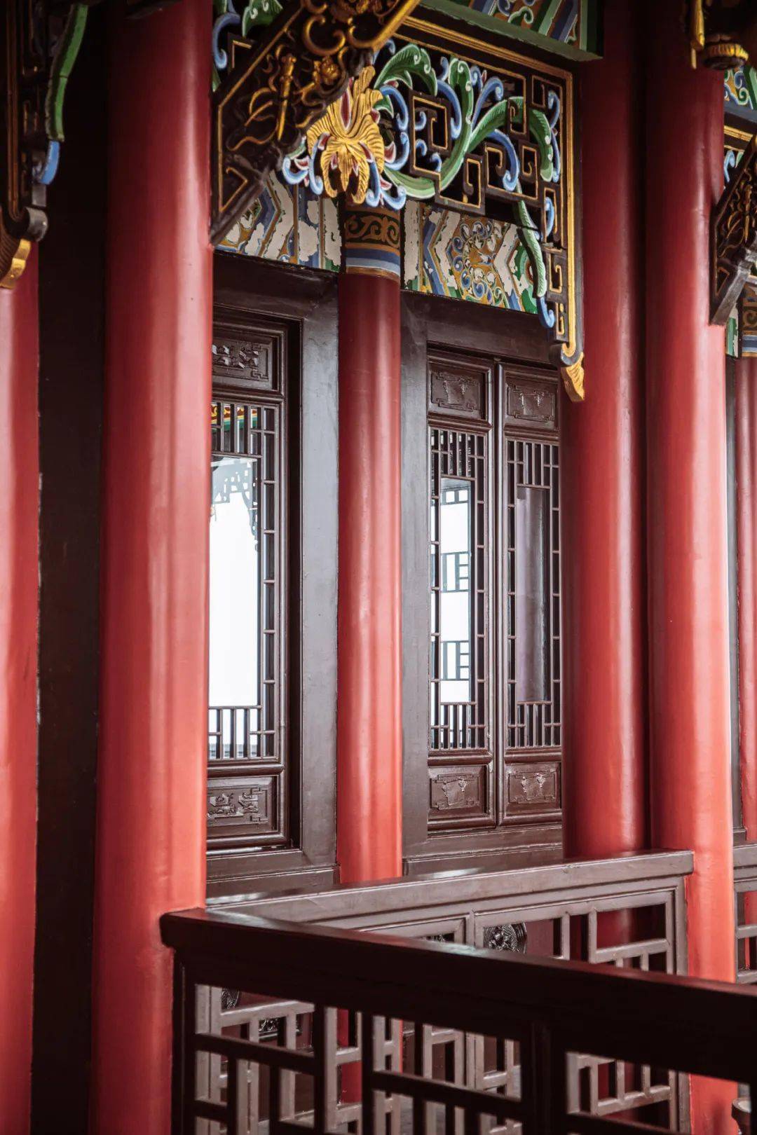 匾额高挂,游走在回廊的大红柱子间,看鱼尾飞檐,有种置身在古代的感觉