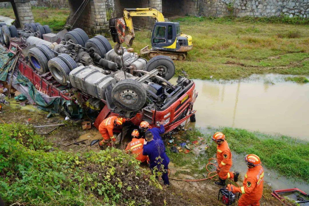 消防紧急救援衡山县107国道一货车侧翻坠河致一人被困