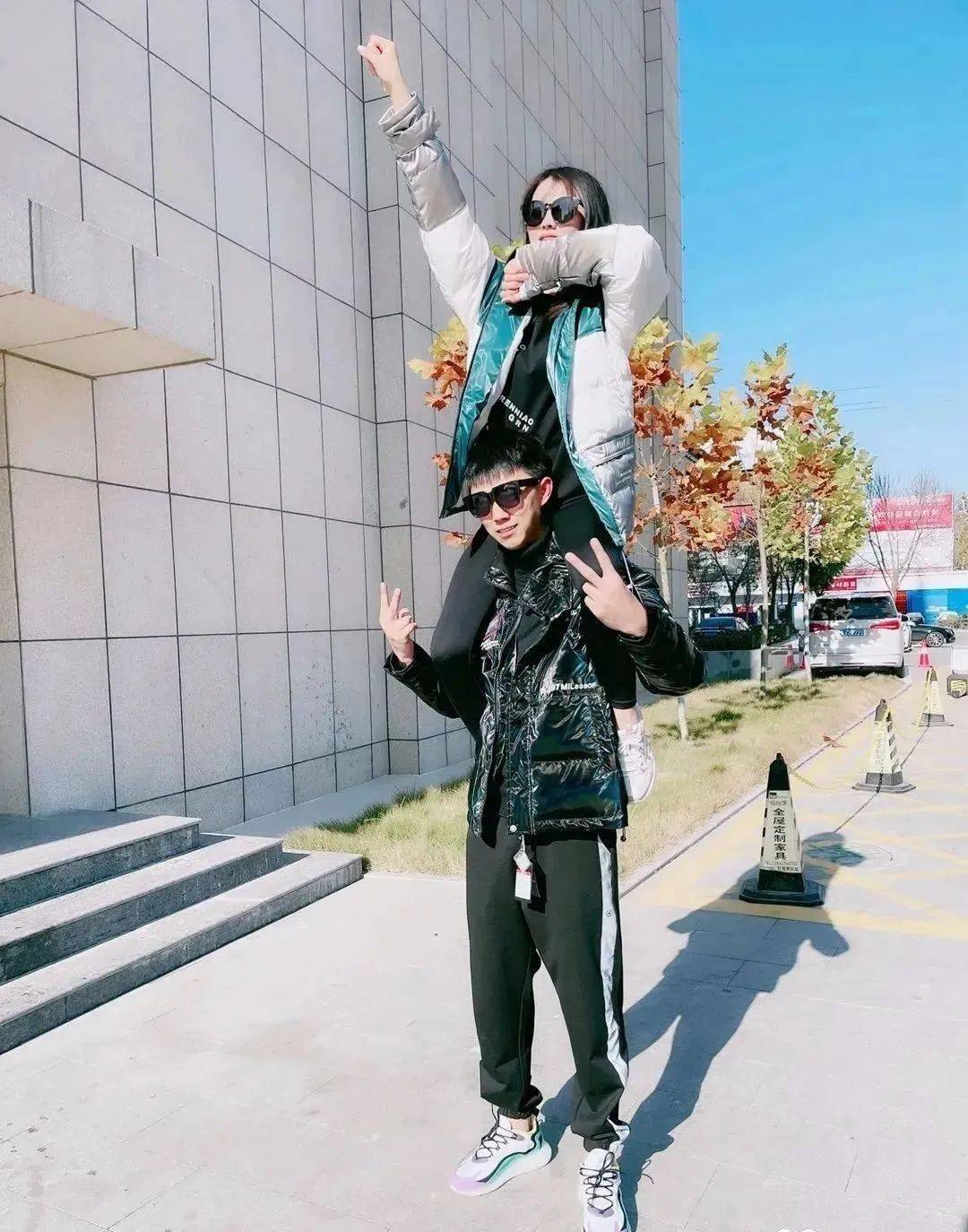 亿人健哥公开新恋情,女友出镜!_手机搜狐网