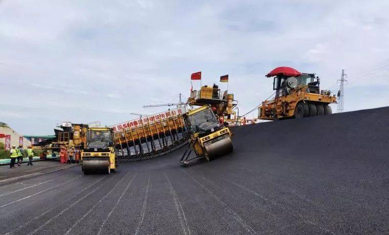 高速環道曲面瀝青攤鋪施工現場!_手機搜狐網