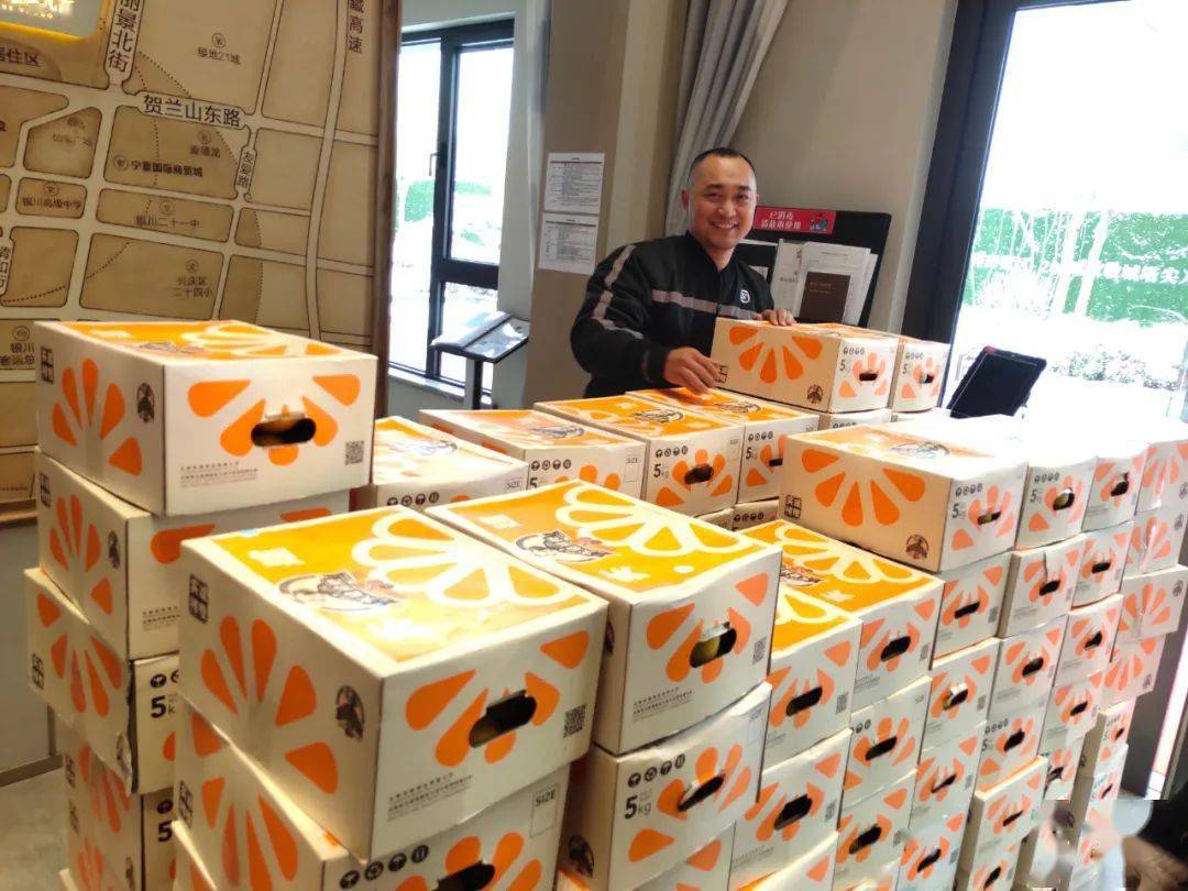 上周末,一股橙色风暴席卷银川,近千份饱含心意的褚橙礼盒,皆由银川