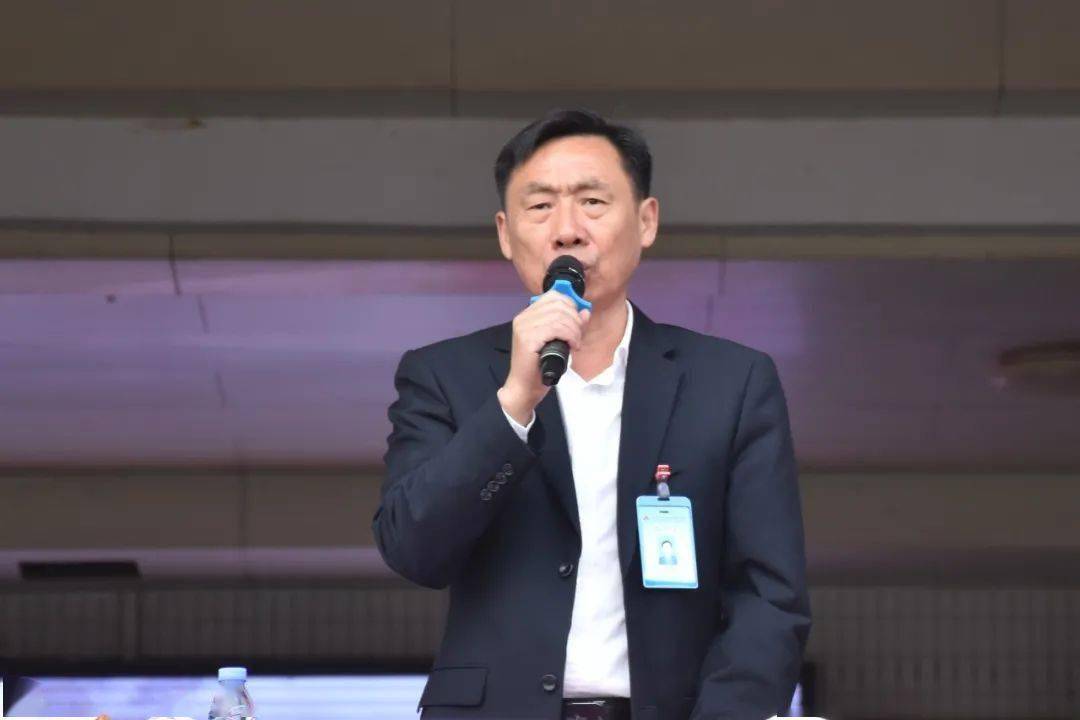 初中部张杰槟副校长主持开幕式随着张复昌校长的一声振奋人心的开场