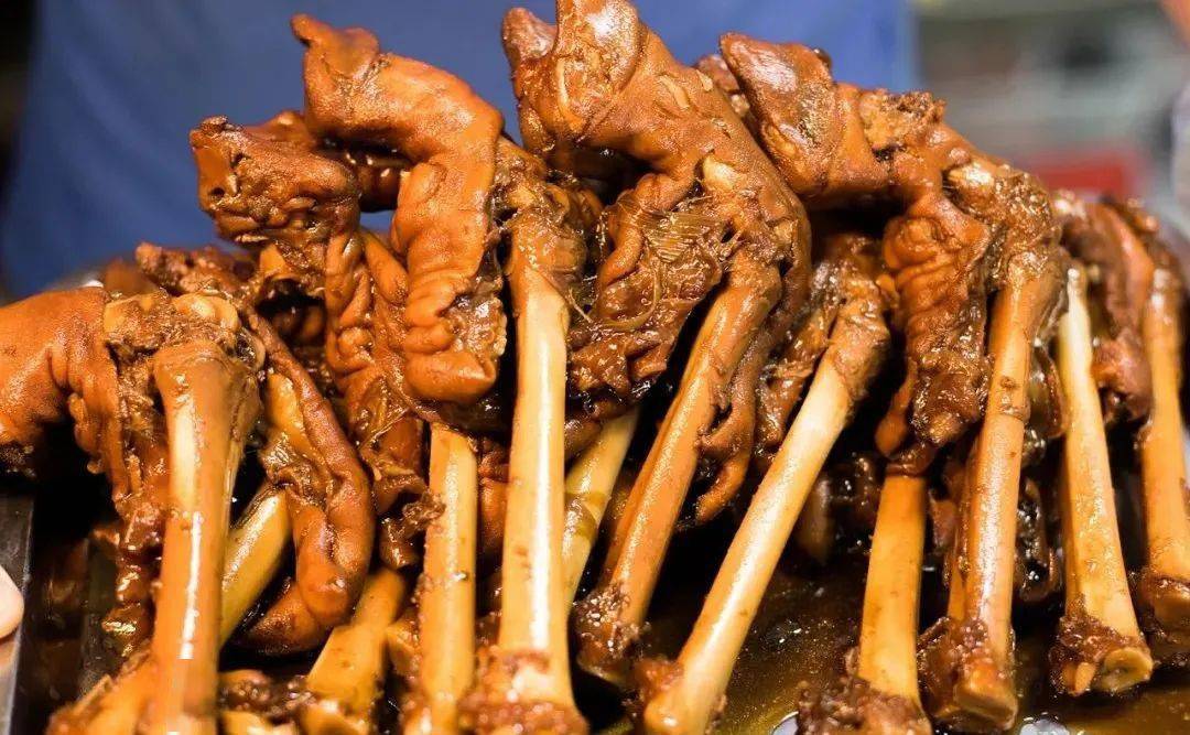 经过双重烹饪的羊脚,筋道,皮软,糯焦香轻轻一撕即可脱骨别看羊脚不大