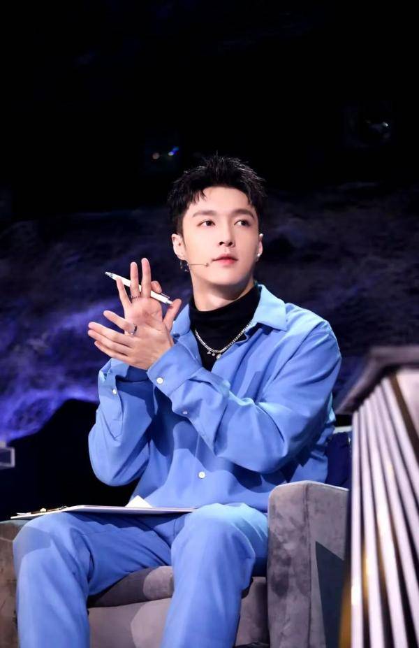 除了舞者们的吸睛十足的神仙表演风暴引领者·风暴鉴证官张艺兴的表现