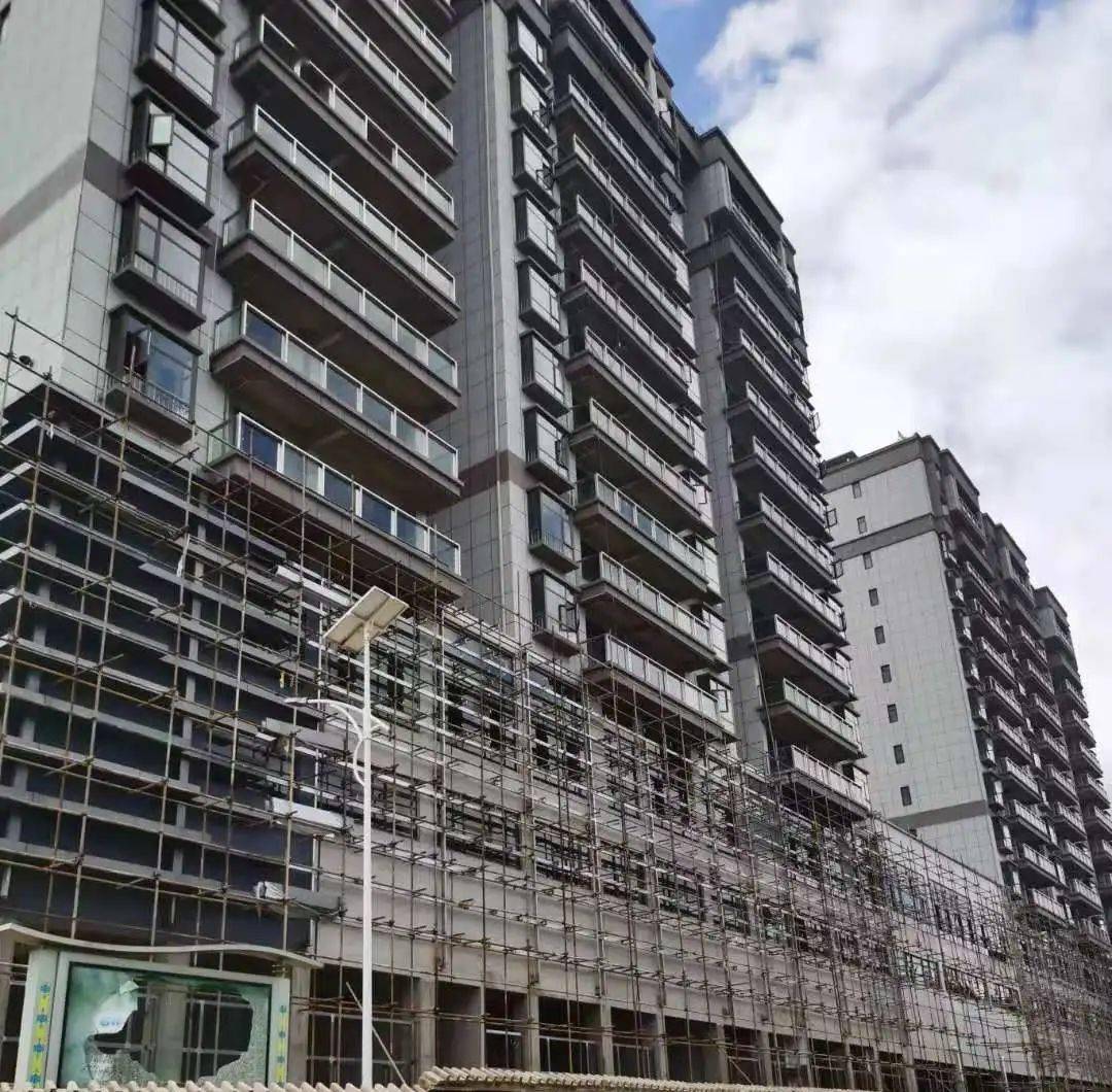 华喆仿石漆助力砚山县七都国际广场加速发展