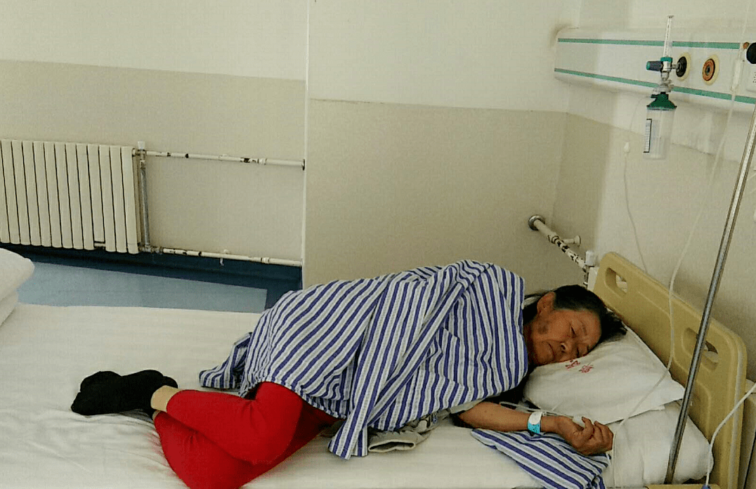 7旬老人躺在病床上,不断求人救狗的模样让人泪目