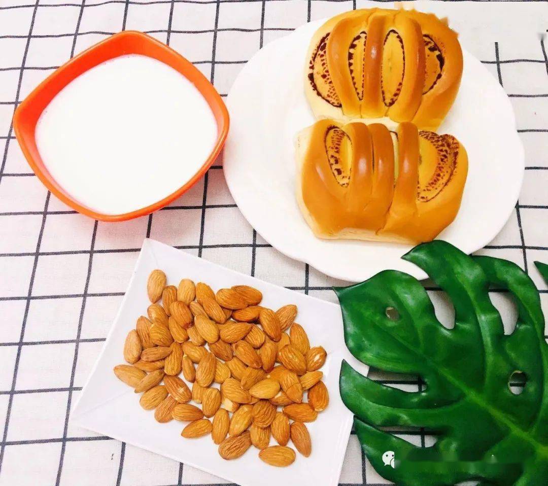 早餐:三隆鲜牛奶,花样面包,大杏仁