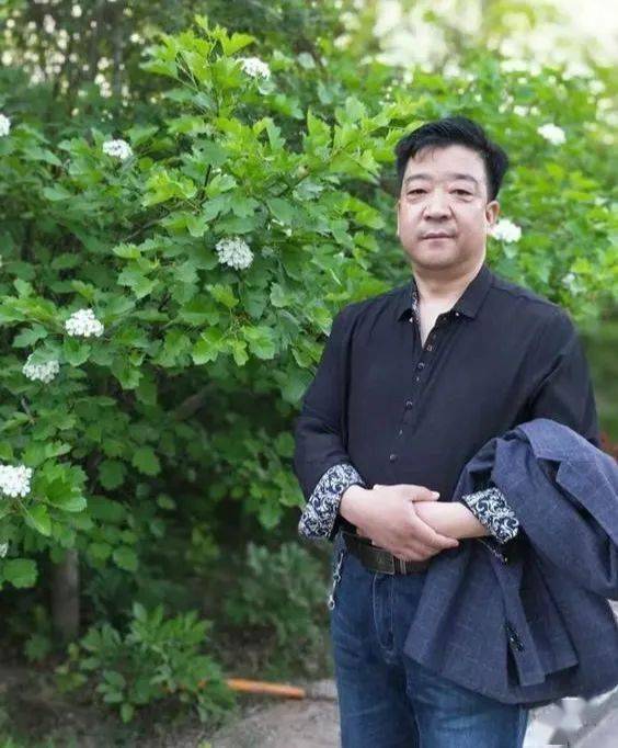 李茂林,男,笔名儒商,字贤人,本科学历,网名:明察秋毫.现居宁夏固原市.