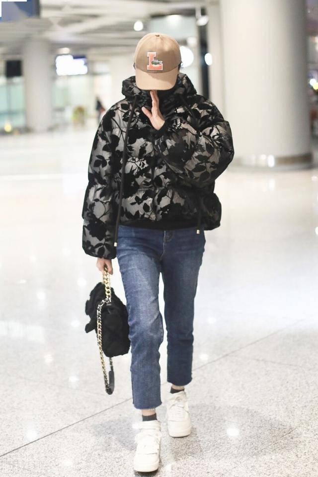 宋佳穿黑色羽绒服现身机场佛系手势看不懂意思