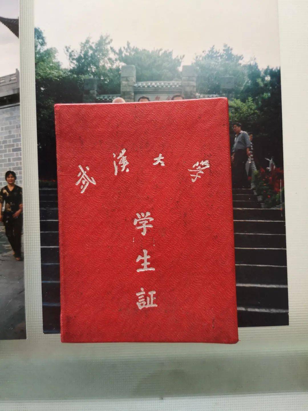 袁爷爷退伍后,在武汉大学历史系念书,而多年的历史研究丰满了他的学识