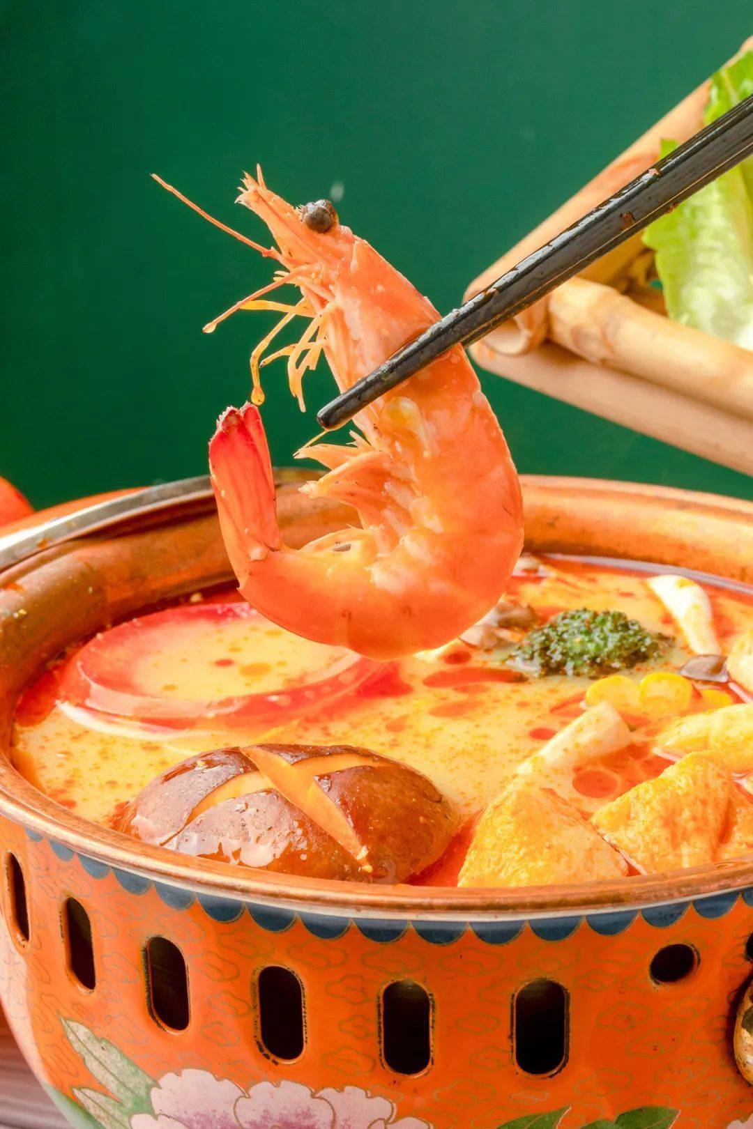 叻沙火锅的汤头加入椰浆提鲜,还有鲜虾甜味和辣椒油的辛辣都能在汤汁