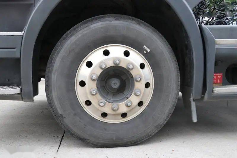 前轮更换的铝合金轮毂,主要为了减重和防止吃胎,全车搭配的295/80r22.