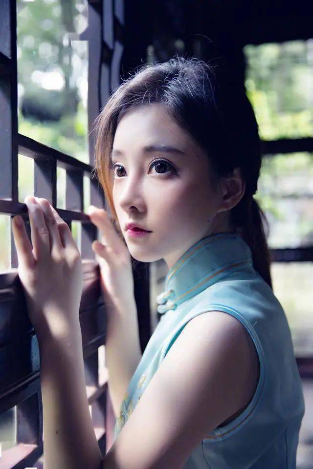 冯提莫旗袍秀完美身材一米五却有黄金比例宛如瓷娃娃